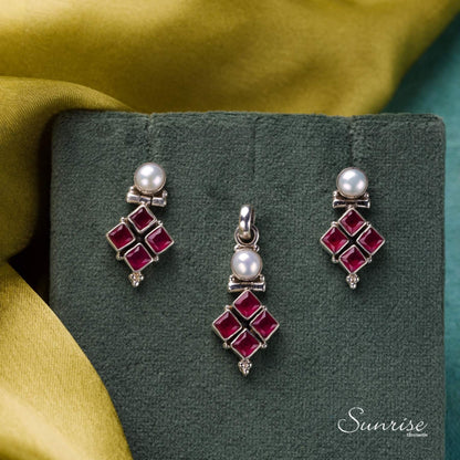 SQUARE RED CUT STONE PENDANT SET