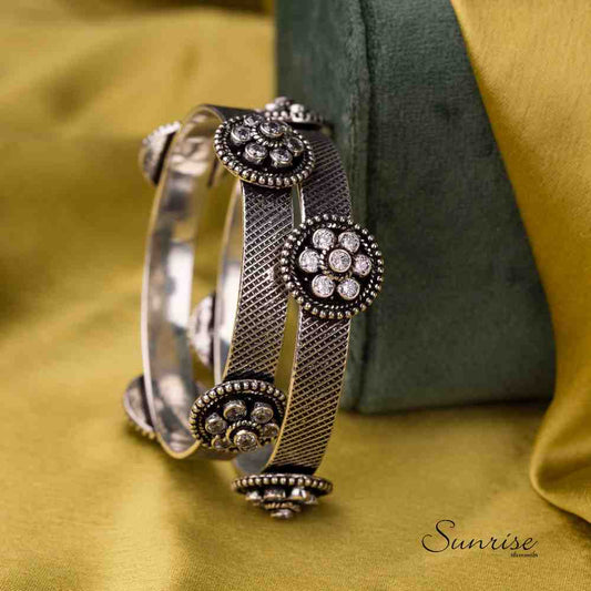 FLORAL CUTSTONE BANGLE