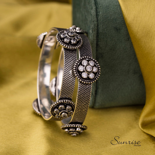 FLORAL CUTSTONE BANGLE