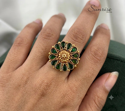 GREEN FLORAL FINGER RING