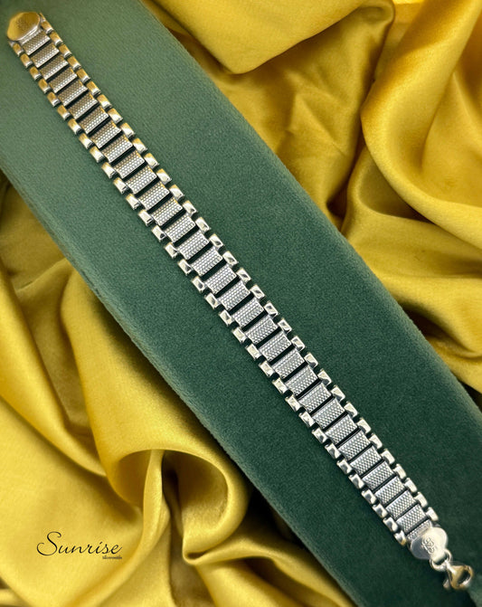 LIGHTWEIGHT SILVER BRACELET