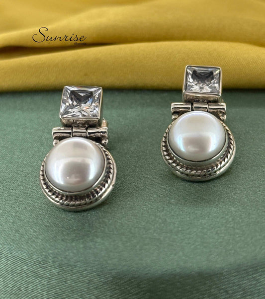 OXI PEARL STUDS