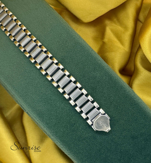 LIGHTWEIGHT SILVER BRACELET