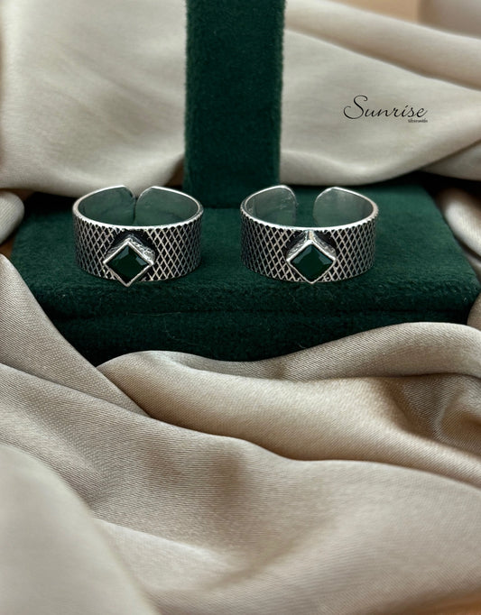 GREEN CUT STONE TOE RINGS