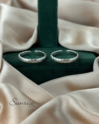TWISTED TOE RINGS