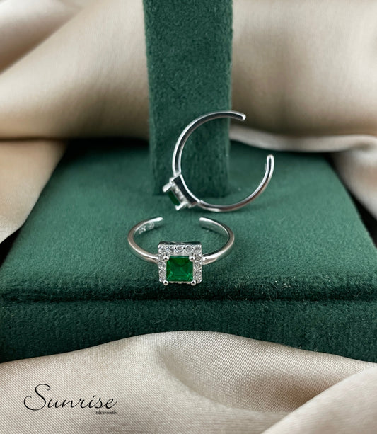 GREEN STONE TOE RINGS