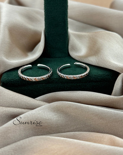 TWO TONE BAND TOE RINGS