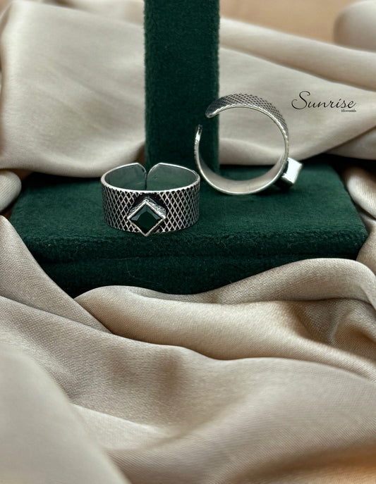 GREEN CUT STONE TOE RINGS