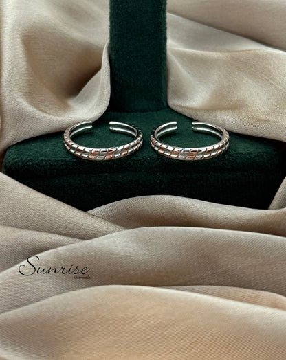 TWO TONE TOE RINGS