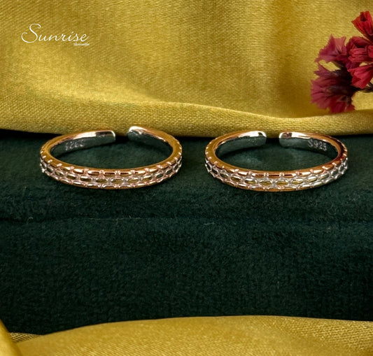TWO TONE TOE RINGS