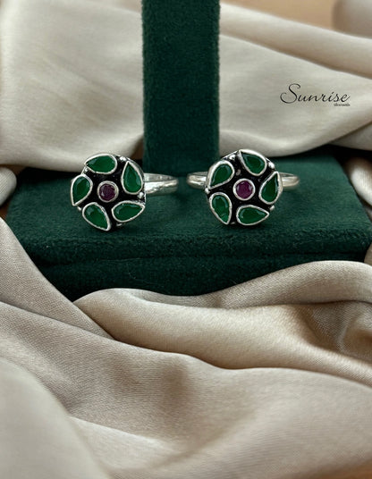 CUT STONE TOE RINGS