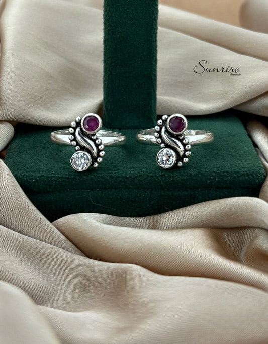 CUT STONE TOE RINGS