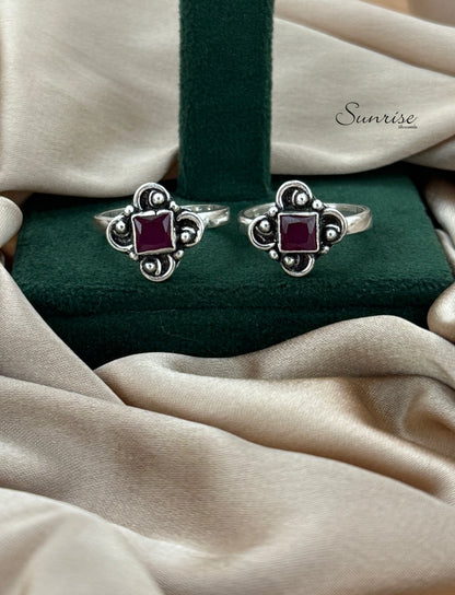 RED CUT STONE TOE RINGS