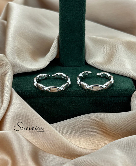 TRENDY TOE RINGS