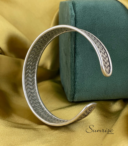 BRAIDED HAND CUFF