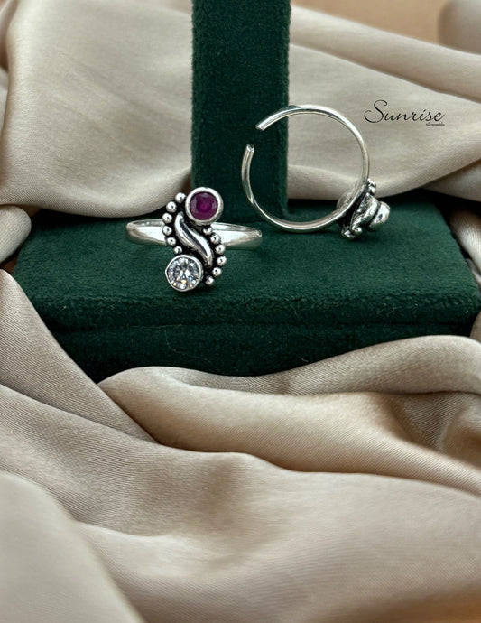 CUT STONE TOE RINGS