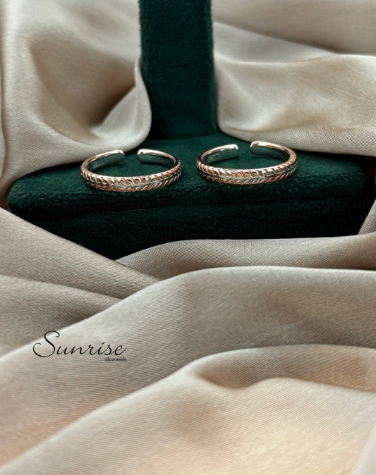 TWO TONE BAND TOE RINGS