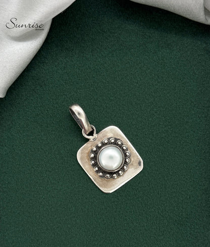 CLASSIC PEARL PENDANT