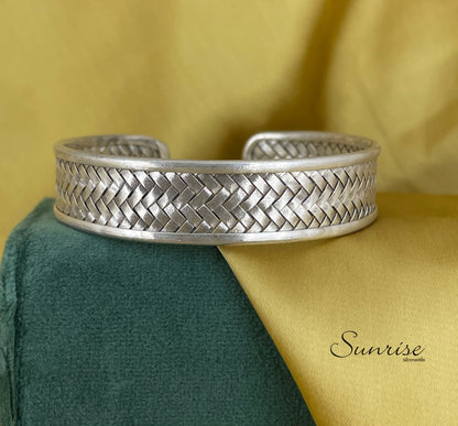 BRAIDED HAND CUFF