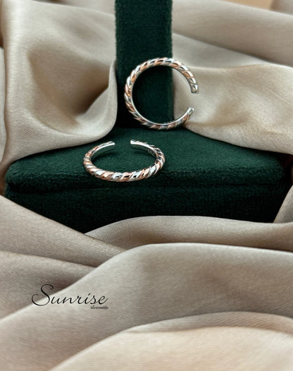 TWO TONE TOE RINGS