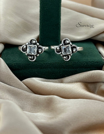 CUT STONE TOE RINGS