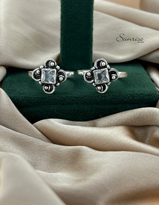 CUT STONE TOE RINGS