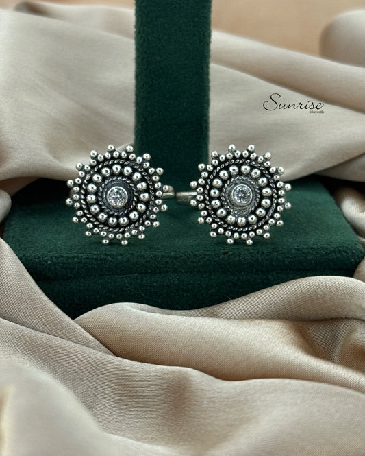 WHITE STONE TOE RINGS