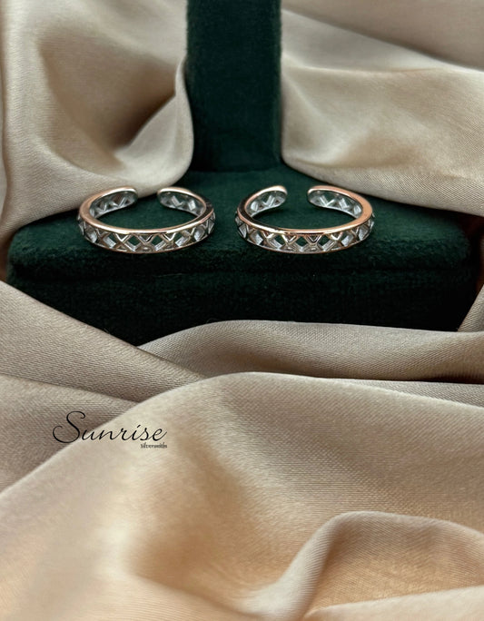 TWO TONE TOE RINGS