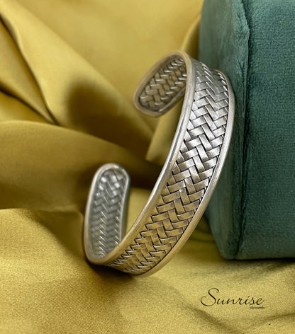 BRAIDED HAND CUFF