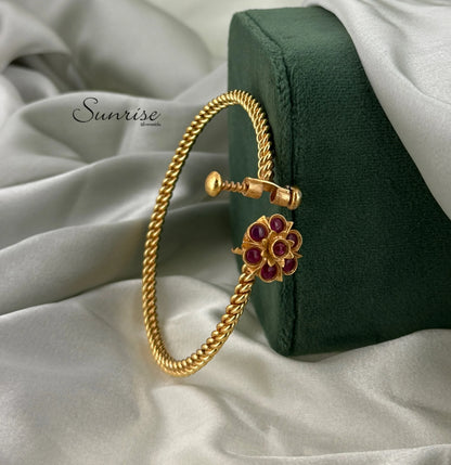 GOLUSU KEMPU BANGLE
