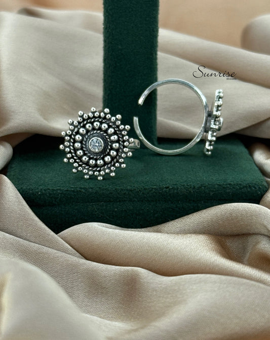 WHITE STONE TOE RINGS