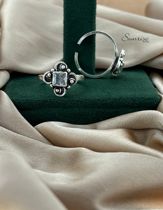 CUT STONE TOE RINGS