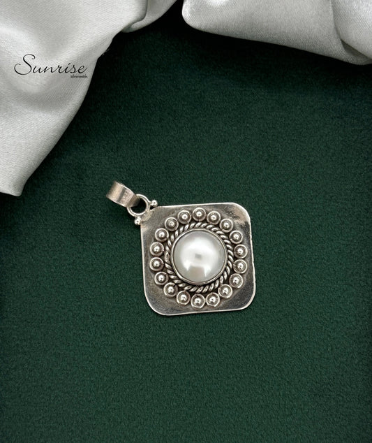 PEARL PENDANT