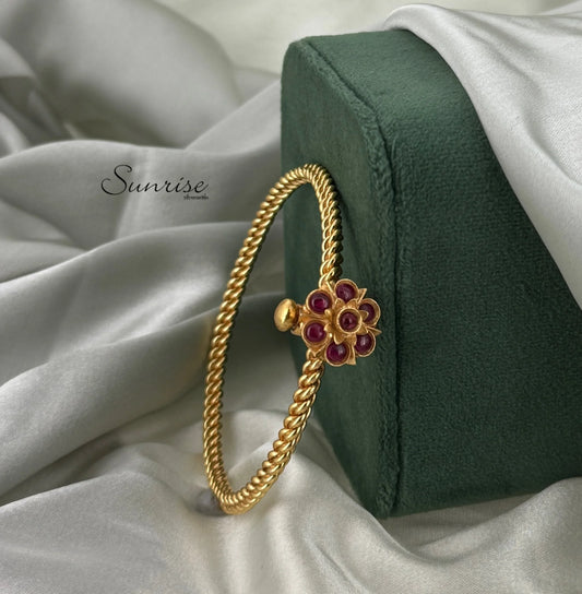 GOLUSU KEMPU BANGLE
