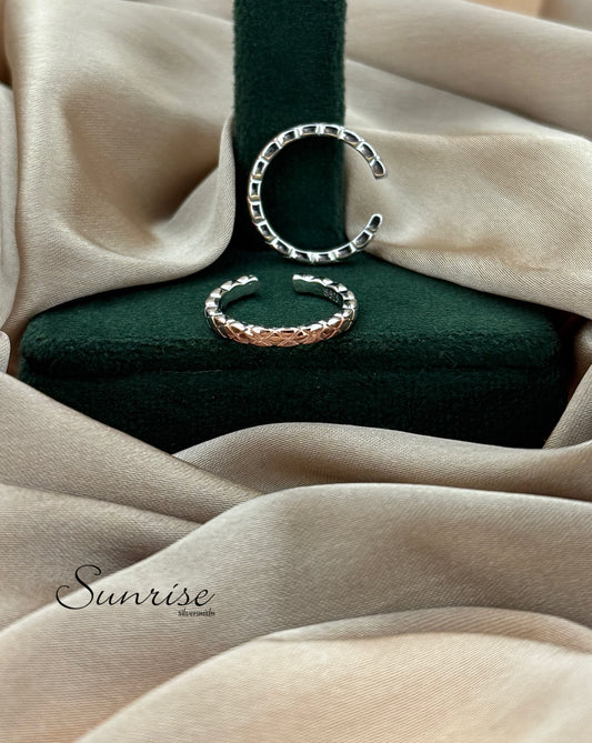 TWO TONE TOE RINGS