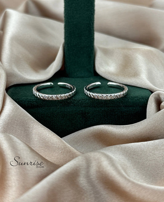 TRENDY TOE RINGS