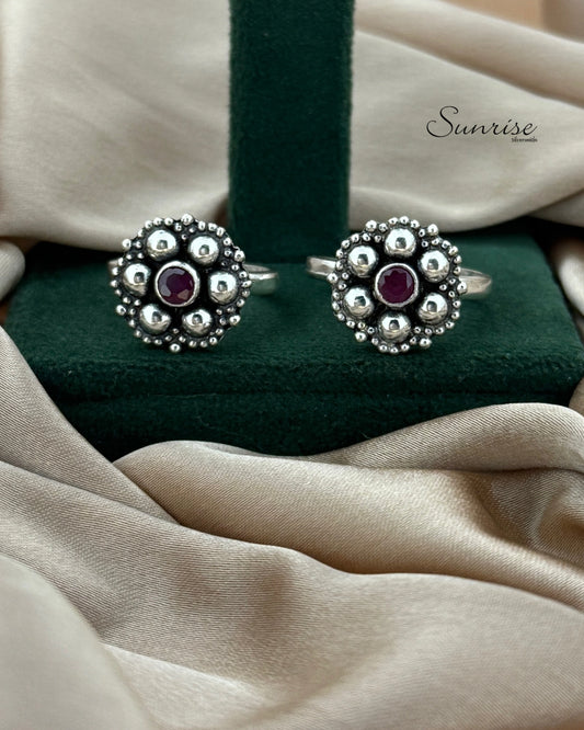 RED CUT STONE TOE RINGS