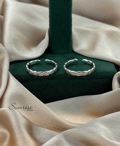 CRISS-CROSS TOE RINGS