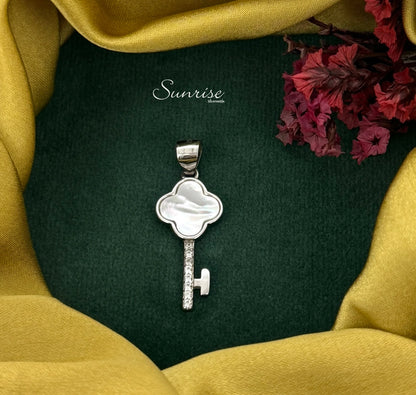 MOP CLOVER KEY PENDANT
