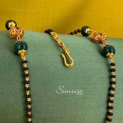 GREEN GUNDU BLACK BEADS CHAIN
