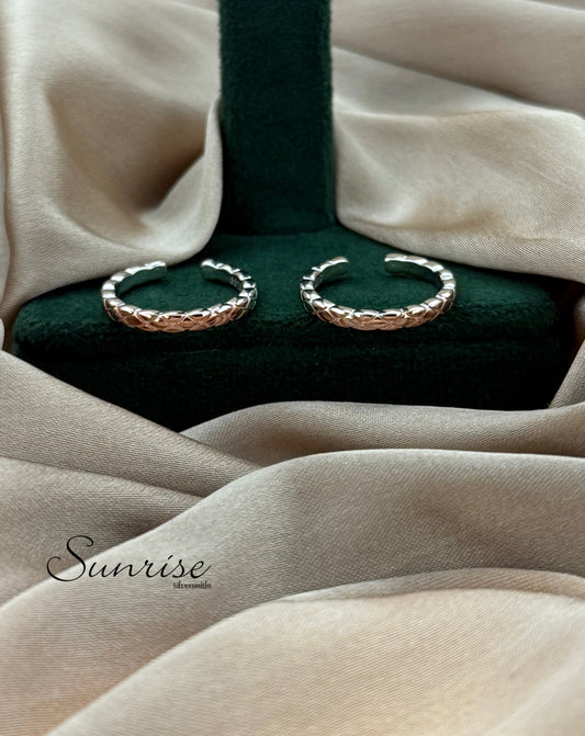 TWO TONE TOE RINGS