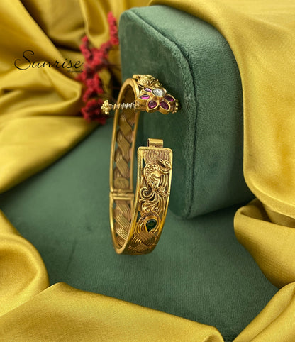 TRADITIONAL KUNDAN KADA