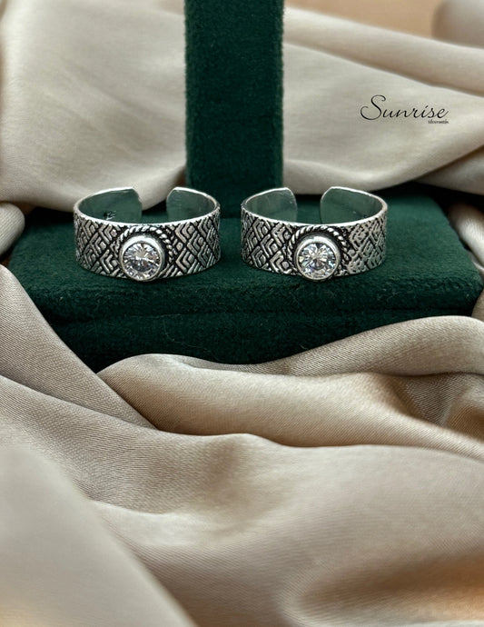CUT STONE TOE RINGS