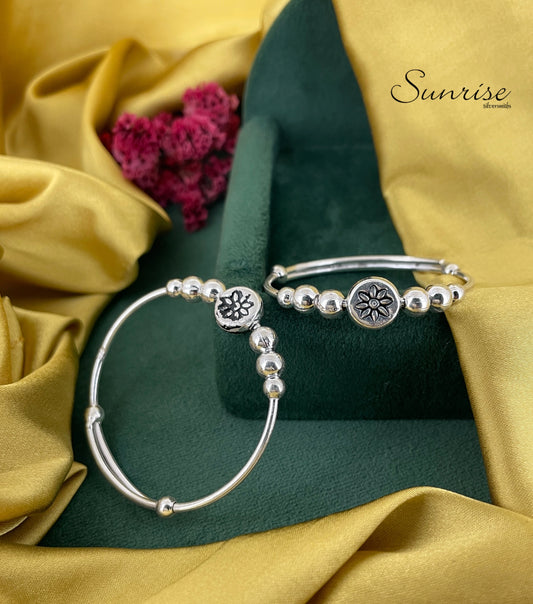 OXIDISED FLORAL GUNDU BANGLES