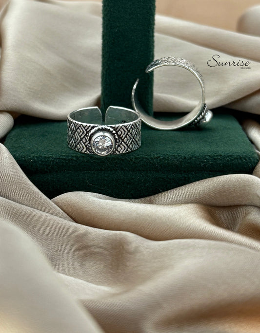 CUT STONE TOE RINGS