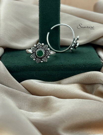 GREEN STONE TOE RINGS